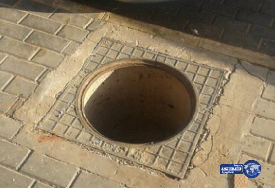 بالصور:فتحة صرف مكشوفه شكل خطراً بشارع الخمسين بتبوك‎