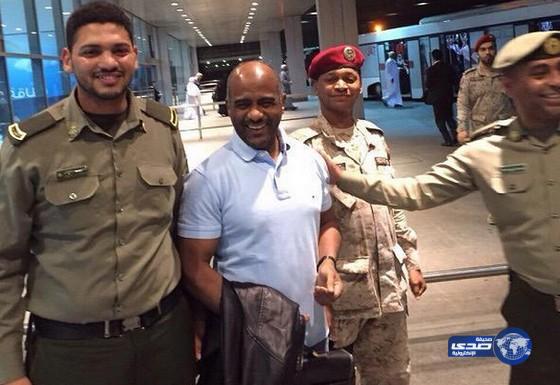 صورة للعميد “عسيري” بالزي المدني بمطار جازان الأكثر تداولاً بمواقع التواصل