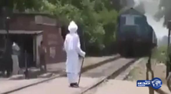 بالفيديو: رجل عجوز متهور يقف في وجه قطار مسرع!