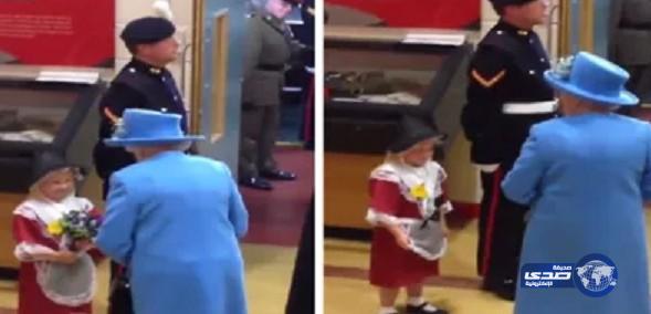 بالفيديو: طفلة أهدت الورد لملكة بريطانيا فتلقت صفعة على وجهها!