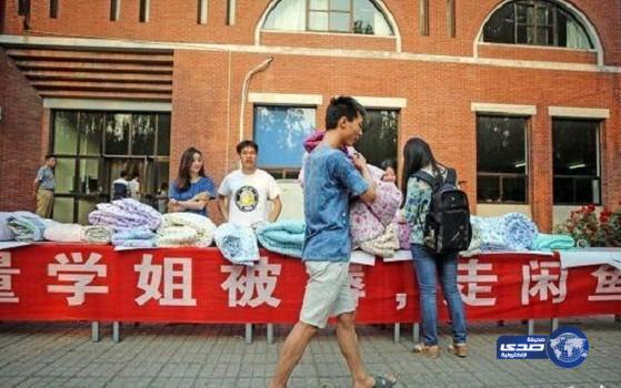 طالب صيني يبيع لحف الطالبات المستعملة للمعجبين