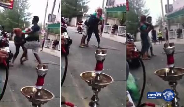 بالفيديو: مشاجرة عنيفة بين شاب كويتي وفتاة تايلندية في طريق عام