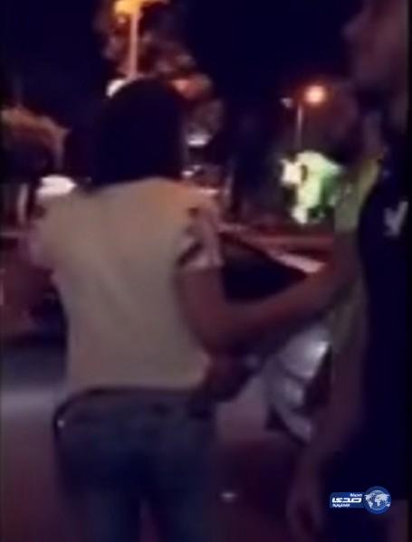 بالفيديو.. “علقة ساخنة” لشاب في شارع جامعة الدول بسبب مظهره