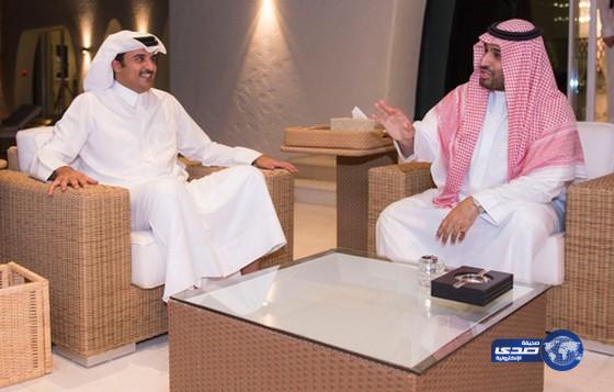 سمو ولي ولي العهد يعقد اجتماعًا مع أمير دولة قطر