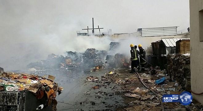 مدني مكة يسيطر على حريق مستودع الكراتين بالعكيشية