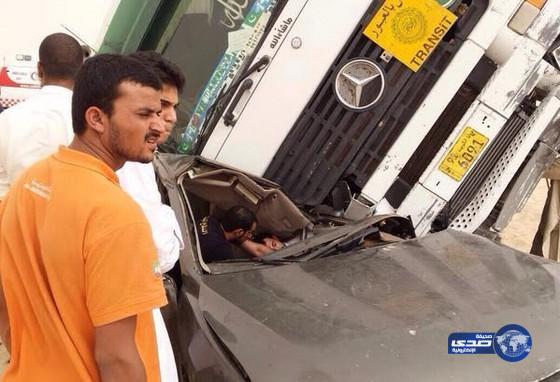 بالصور.. العناية الإلهية تنقذ شاباً من الموت بعدما سحقت شاحنة سيارته