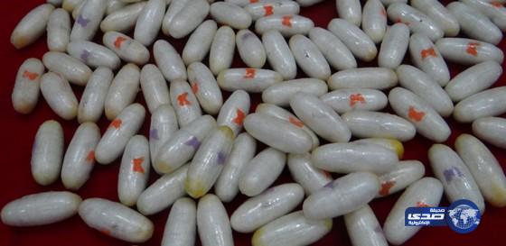 جمرك مطار الملك عبدالعزيز يُحبط تهريب (1.7) كجم من مادة الكوكائين داخل أحشاء مسافر