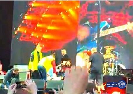 بالفيديو:المغني دايف غرول سقط عن المسرح وبقي يغني حتى نهاية الحفل