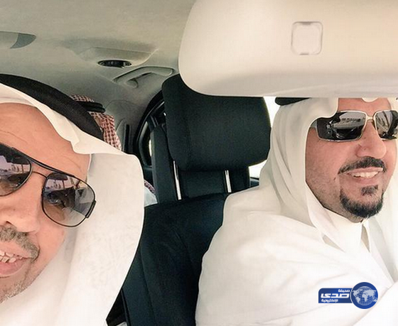 بالصور: “سيلفي” لأمير القصيم وهو يقود السياره بنفسه