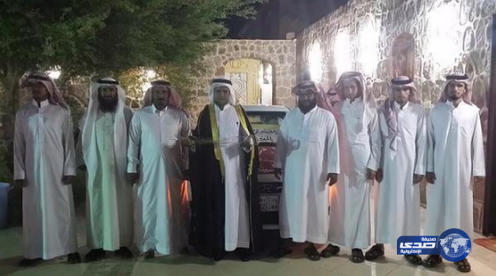 بالصور.. معلمون بالمدينة يهدون حارس مدرستهم سيارة هيونداي 2015