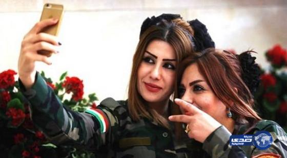 (بالصور) مقاتلات كرديات يلتقطن “سيلفي” قبل مواجهة داعش