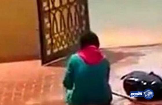 بالفيديو.. خادمة “ممسوسة” جن جنونها فجأة وهي في الحوش ترش الماء !