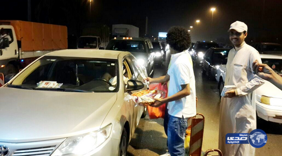 أمن الطريق وكفى يستقبلون زوار جدة بالآيس كريم والورود‎