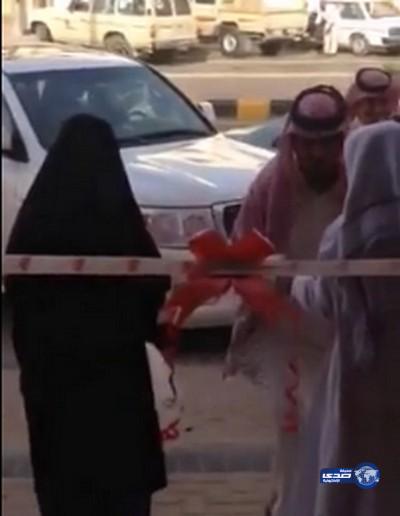 بالفيديو.. والدة مواطن تدشن مشروعه التجاري في تيماء وسط دعواتها له بالتوفيق