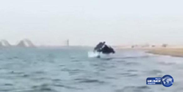 بالفيديو: شاب متهور يقود سيارته على اطارين في البحر