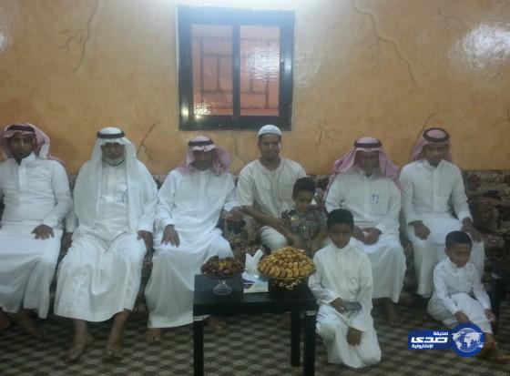 بالفيديو والصور .. محافظ محافظة القنفذة يزور الجندي ٲول الزبيدي ٲحد المصابين في‎