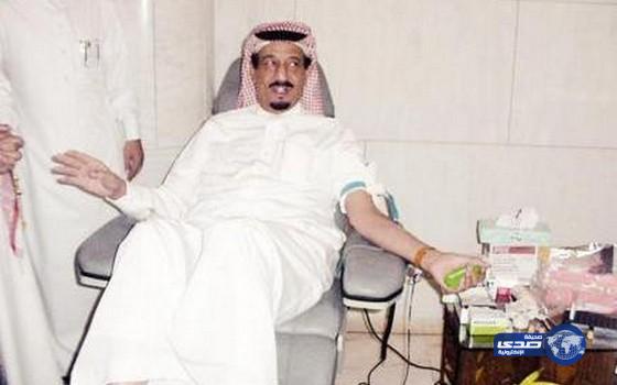 مغردون يتداولون صوراً للملك سلمان وهو يتبرع بالدم بمناسبة يوم التبرع العالمي