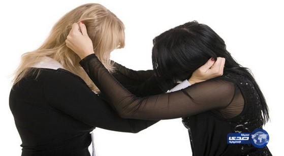 مشاجرة وتبادل الشتائم بين شقيقتين اختلفتا على “العريس”