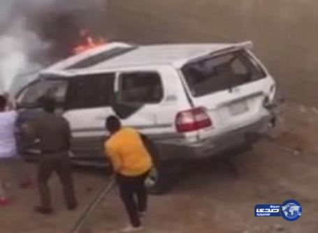 بالفيديو.. اشتعال سيارة بعد سقوطها من أعلى جسر