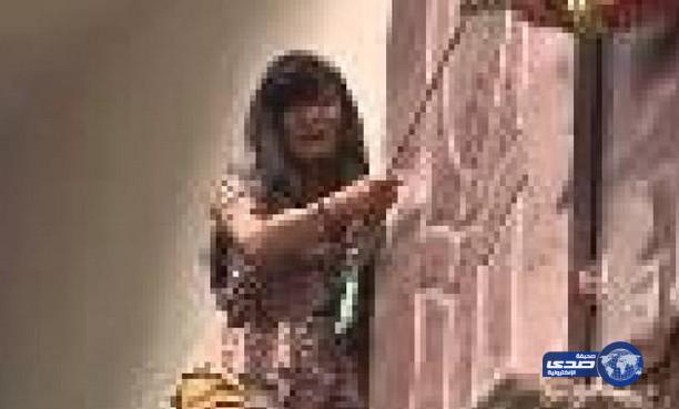 مقطع فيديو يظهر فتاة عالقة في الطابق الخامس بعدما إنهيار أجزاء عديدة من البناية