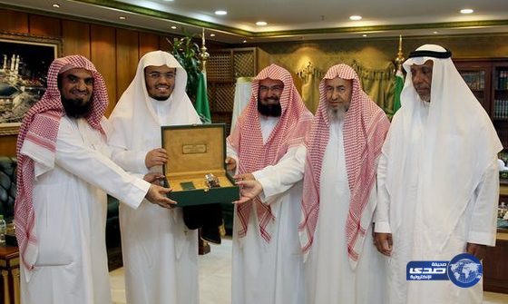 بالصور.. السديس يكرِّم الشيخ الدوسري ويُهنئه باختياره لإمامة المصلين بالحرم