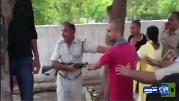 بالفيديو: ضرب مبرح من ركاب قطار لشرطي متحرش بإمرأة بالهند‬