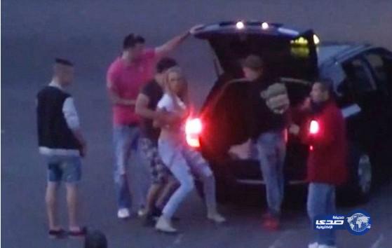 بالفيديو: عصابة من الرجال يختطفون امرأة تحت أنظار الشرطة