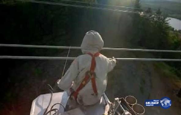 بالفيديو: مهندس يزحف على كابلات كهربائية بقوة نصف مليون فولت