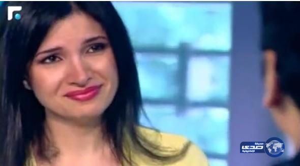 بالفيديو: ضيف يتسبب في بكاء مذيعة لبنانية على الهواء