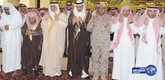 سمو أمير تبوك يؤدي صلاة الميت على الشهيد المقدم عبدالله البلوي(صور)