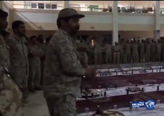 بالفيديو.. حديث ضابط سعودي لأفراد من الجيش الإماراتي يثير إعجاب المغردين