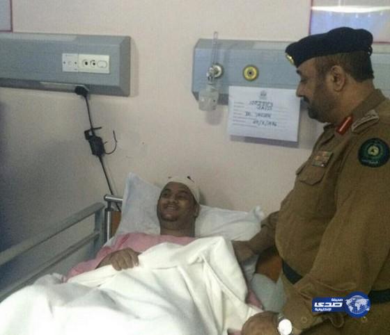مدير دفاع جازان يزور النقيب المصاب “يحيى عقيل” بالمستشفى