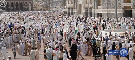 المصلون في الحرام يؤدون أول صلاة جمعة برمضان وسط أجواء آمنة مطمئنة