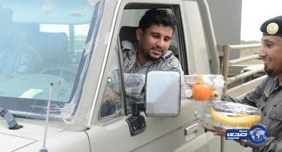 شرطة جازان توزع وجبات الافطار على المرابطين بالحدود