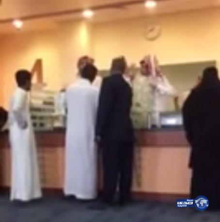 بالفيديو مشاده كلاميه بين موظف ومراجع بإحدى المستشفيات بالرياض‎