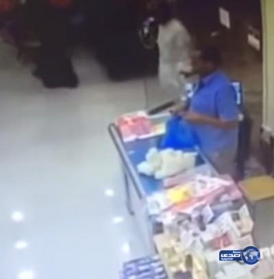 بالفيديو.. مواطن يحتال على بائع في أول ليالي رمضان بالقصيم