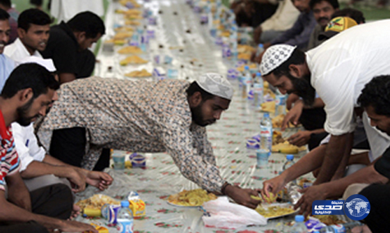 إقبال مئات المسلمين في إيطاليا على مائدة الإفطار بشهر رمضان