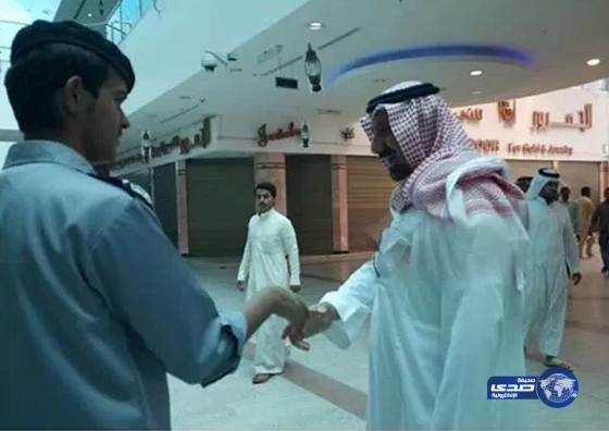 بالصور : الأمير جلوي بن عبدالعزيز يتجول بأسواق نجران منفرداً ليتفقد حاجات الناس