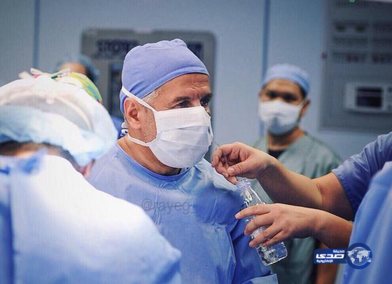 صورة للدكتور الربيعة يفطر أثناء قيامه بعملية فصل السيامي اليمني الأكثر تداولاً