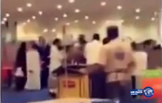 مواطنون يضربون شاباً داخل سوق شهير بالرياض لتحرشه بالمتسوقات (فيديو)