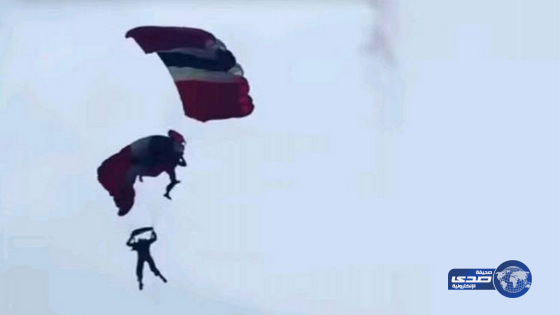 بالفيديو .. مظلي ينقذ أخر تعطلت مظلته .. والجيش البريطاني يحقق