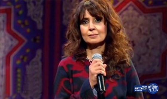 بالفيديو.. مطربة معتزلة تخلع الحجاب وتعود للغناء