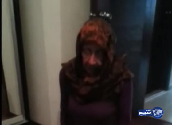 بالفيديو.. مساعدة الفنان “تومي عمران “الأجنبية تعتنق الإسلام على يده داخل المسجد