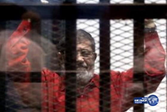 بالفيديو.. شاهد مرسي يظهر ببدلة الاعدام الحمراء لأول مرة