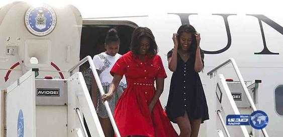 ميشيل أوباما تتعرض لموقف محرج على سلم الطائرة