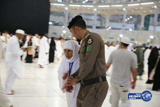 تفاني رجال الأمن في خدمة المعتمرين وزوار الحرم