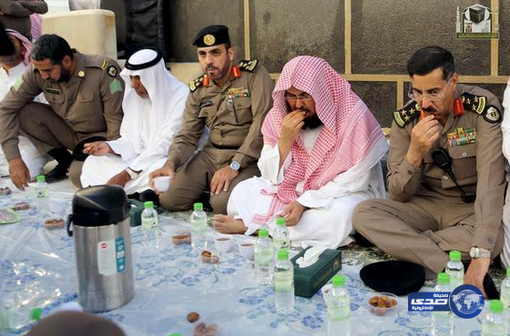 بالصورة: الشيخ السديس يتناول إفطاره مع رجال الأمن إلى جوار الكعبة