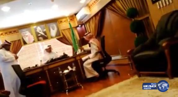 مقطع جديد لمدير صحة نجران خلال توبيخه لمواطن في مكتبه