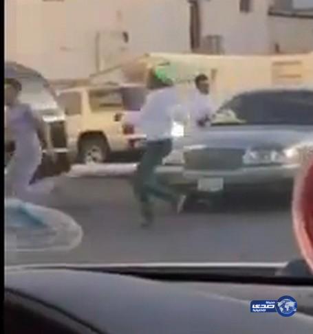 ​​بالفيديو.. شاب يشهر “مسدساً” خلال مشاجرة جماعية