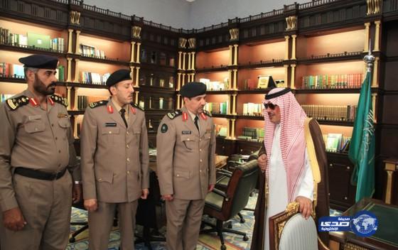 أمير الباحة يُقلّد مدير السجون ومساعد المدير ومدير التخطيط بالدفاع المدني رتبهم الجديدة